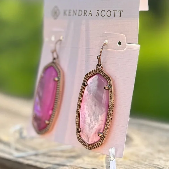 💓Kendra Scott Lilac Mother of Pearl Earrings In Rose Gold ⇶ Retired color💓 - Picture 4 of 6